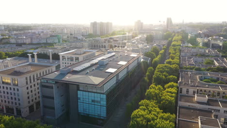 Montpellier-Antigone-Biblioteca-Edificio-Moderno-Con-Vidrio-Francia-árboles-Verdes